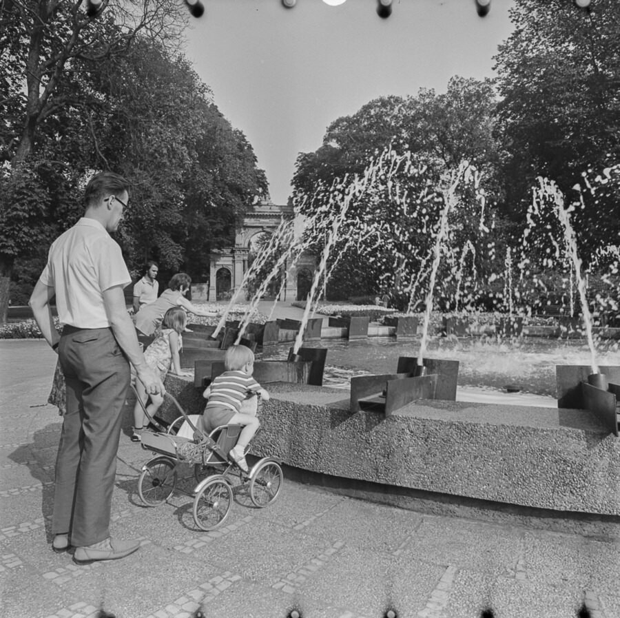 Mann mit Kind im Bürgerpark Pankow, 1967. SW-Foto © Kurt Schwarz. (Kurt Schwarz CC BY-NC-SA)