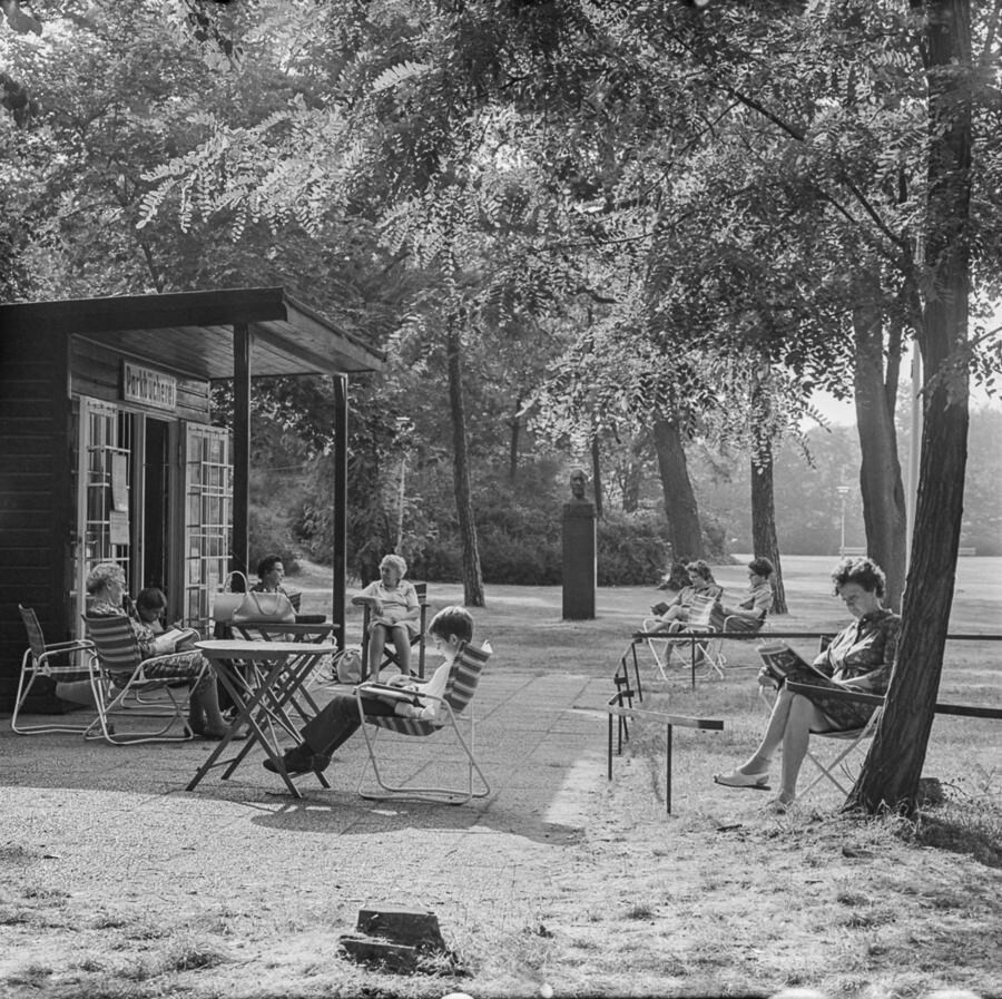 Leser in Parkbücherei im Bürgerpark Pankow, 1967. SW-Foto © Kurt Schwarz. (Kurt Schwarz CC BY-NC-SA)