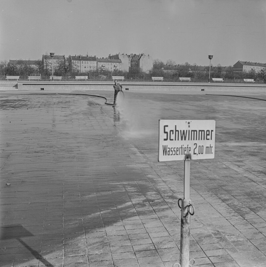 Freibad Pankow, Frühjahrsputz, 1965. SW-Foto © Kurt Schwarz. (Kurt Schwarz CC BY-NC-SA)