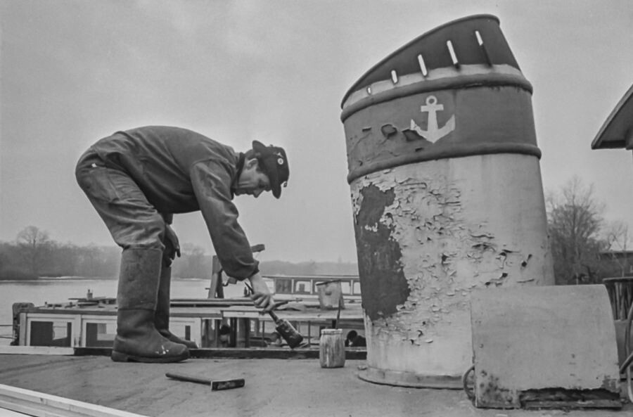 Ausbesserungsarbeiten an der 'Weißen Flotte', 1965. SW-Foto © Kurt Schwarz. (Kurt Schwarz CC BY-NC-SA)