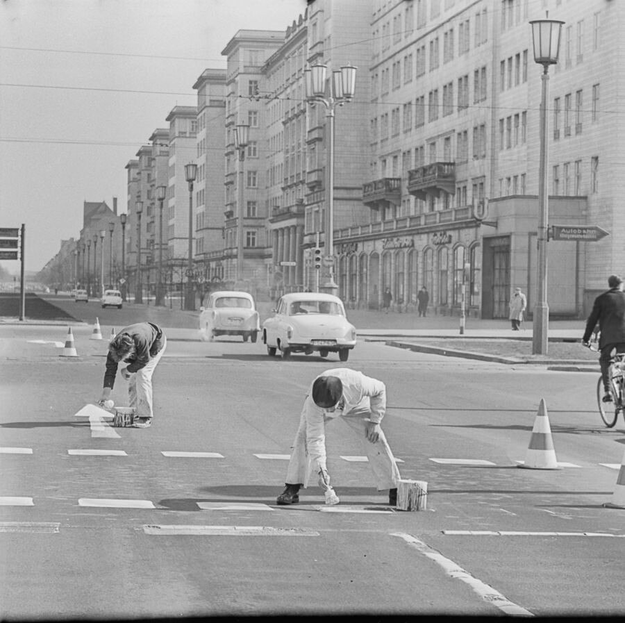 Erneuerung von Fahrbahnmarkeirungen, 1966. SW-Foto © Kurt Schwarz. (Kurt Schwarz CC BY-NC-SA)