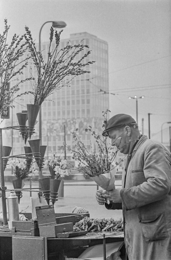 Blumenstand am Alexanderplatz, 1966. SW-Foto © Kurt Schwarz. (Kurt Schwarz CC BY-NC-SA)