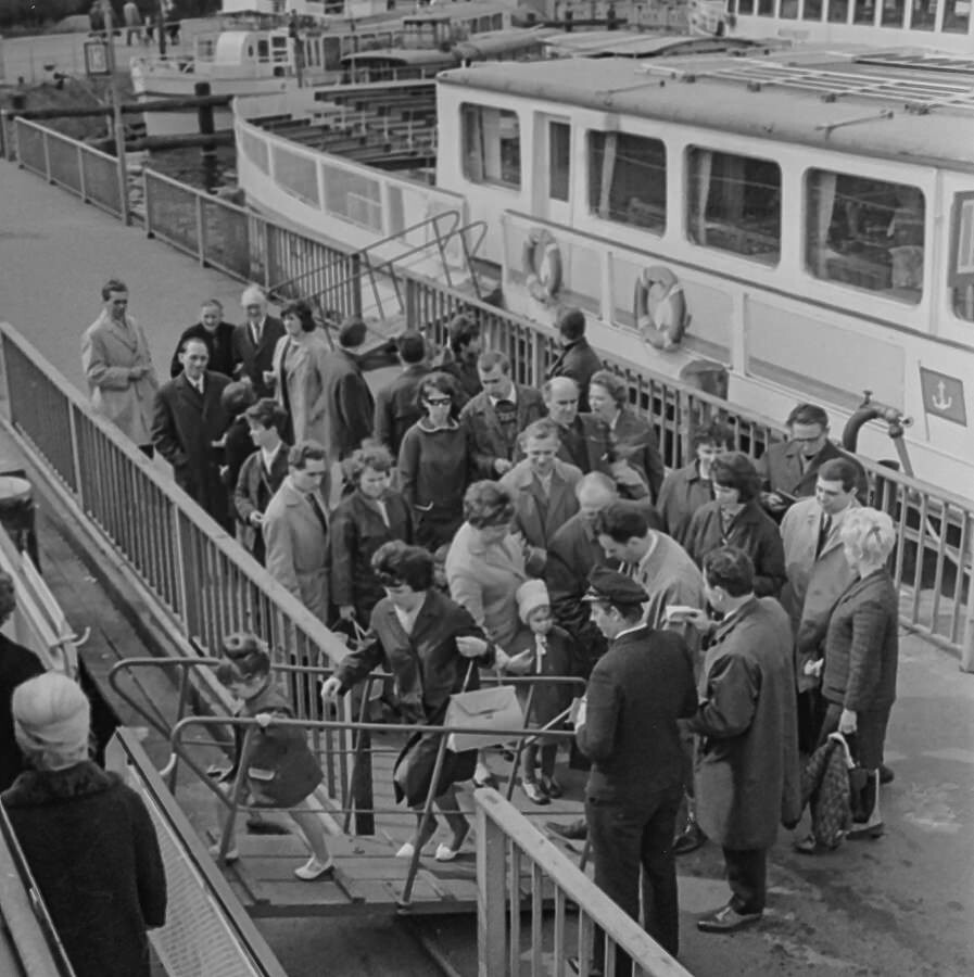 Fahrgäste besteigen ein Ausflugsschiff, 1966. SW-Foto © Kurt Schwarz. (Kurt Schwarz CC BY-NC-SA)