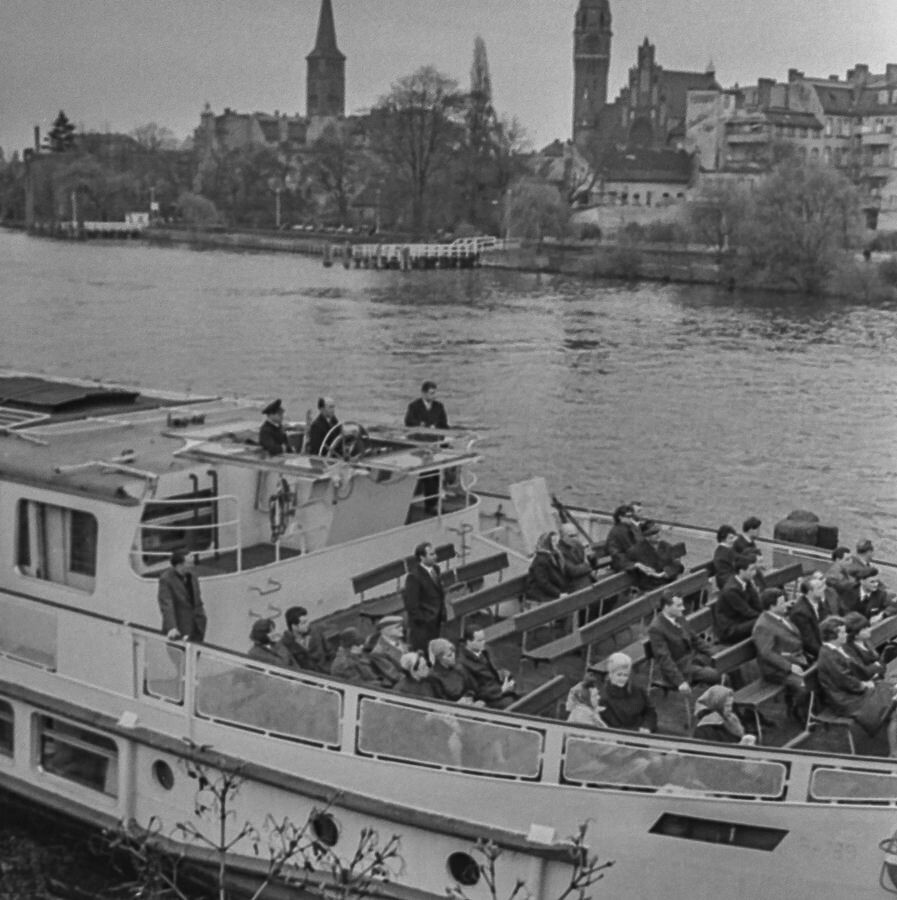 Fahrgäste auf Ausflugsschiff, 1966. SW-Foto © Kurt Schwarz. (Kurt Schwarz CC BY-NC-SA)