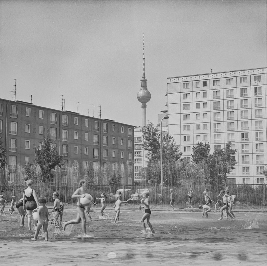 Plansche' an der Singerstraße, 1969. SW-Foto © Kurt Schwarz. (Kurt Schwarz CC BY-NC-SA)