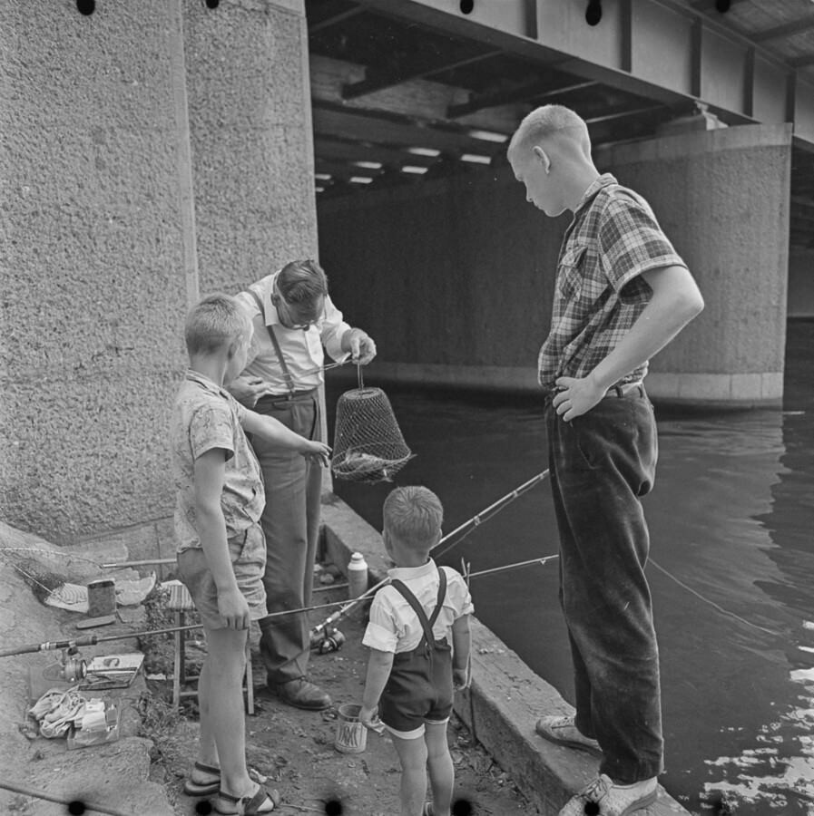 Kinder und Angler in Schmöckwitz, 1967. SW-Foto © Kurt Schwarz. (Kurt Schwarz CC BY-NC-SA)