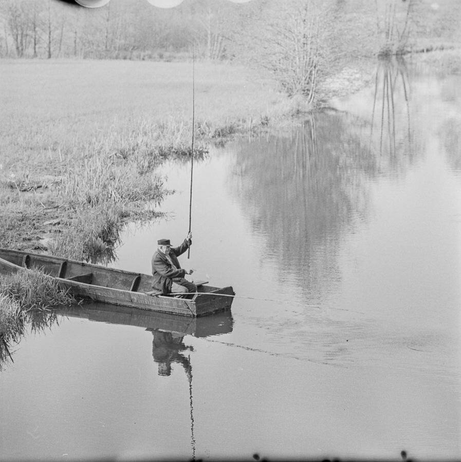 Angler im Kahn an Uferwiese, 1967. SW-Foto © Kurt Schwarz. (Kurt Schwarz CC BY-NC-SA)