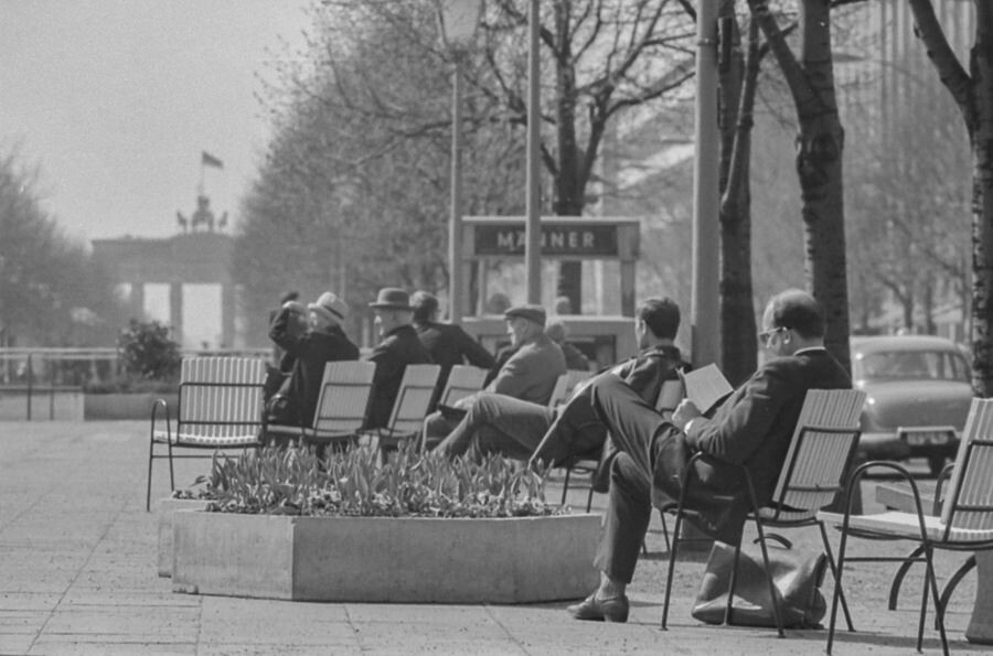 'Unter den Linden' auf dem Mittelstreifen Sitzende, 1968. SW-Foto © Kurt Schwarz. (Kurt Schwarz CC BY-NC-SA)