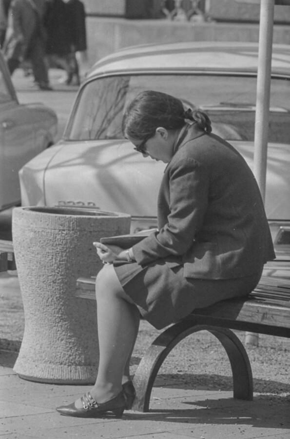 Lesende Frau, 'Unter den Linden', 1968. SW-Foto © Kurt Schwarz. (Kurt Schwarz CC BY-NC-SA)