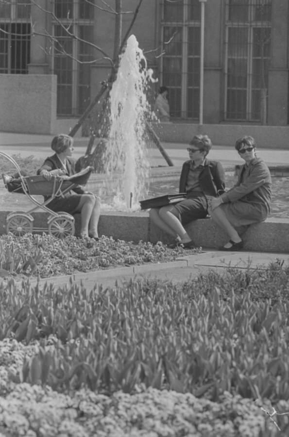 Drei Frauen 'Unter den Linden', 1968. SW-Foto © Kurt Schwarz. (Kurt Schwarz CC BY-NC-SA)