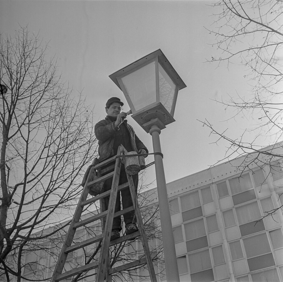 Maler streicht Laterne, 1968. SW-Foto © Kurt Schwarz. (Kurt Schwarz CC BY-NC-SA)