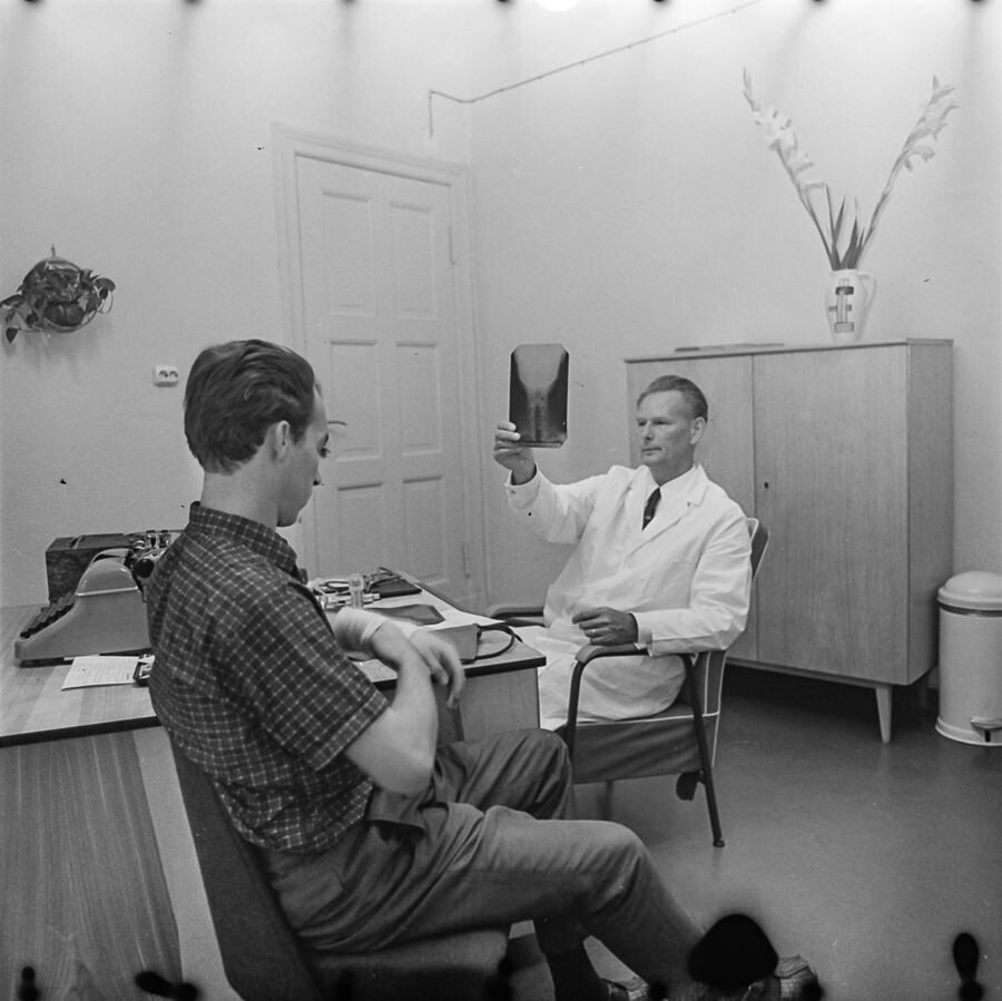 Arzt bei Besprechung eines Röntgenbildes, 1968. SW-Foto © Kurt Schwarz. (Kurt Schwarz CC BY-NC-SA)