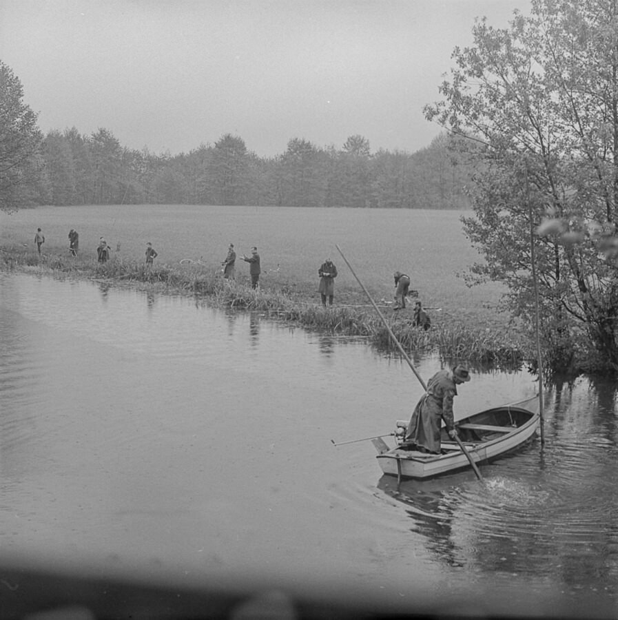 Angler-Kreismeisterschaft Köpenick, Angler, 1968. SW-Foto © Kurt Schwarz. (Kurt Schwarz CC BY-NC-SA)
