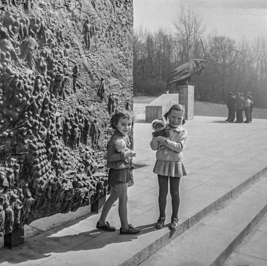 Zwei Mädchen vor Denkmal der Spanienkämpfer, 1969. SW-Foto © Kurt Schwarz. (Kurt Schwarz CC BY-NC-SA)
