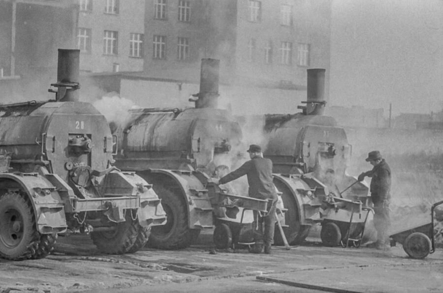 Teermaschinen für Straßenbau in Berlin, 1960er . SW-Foto © Kurt Schwarz. (Kurt Schwarz CC BY-NC-SA)