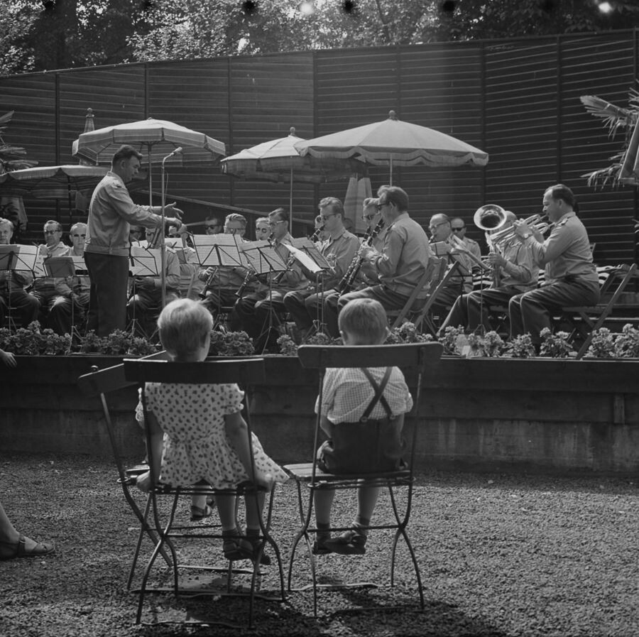Sommerkonzert in einem Park, 1967. SW-Foto © Kurt Schwarz. (Kurt Schwarz CC BY-NC-SA)