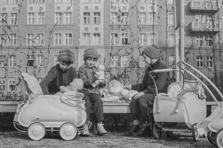 Drei Mädchen mit Puppen auf Parkbank, 1960. SW-Foto © Kurt Schwarz. (Kurt Schwarz CC BY-NC-SA)