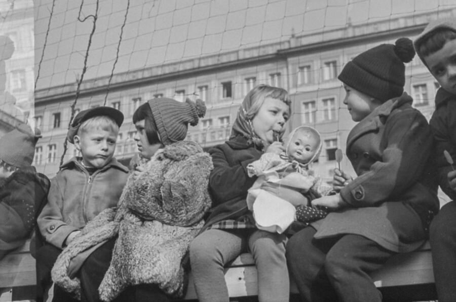 Sechs Kinder mit Lutschern auf Parkbank, 1960. SW-Foto © Kurt Schwarz. (Kurt Schwarz CC BY-NC-SA)