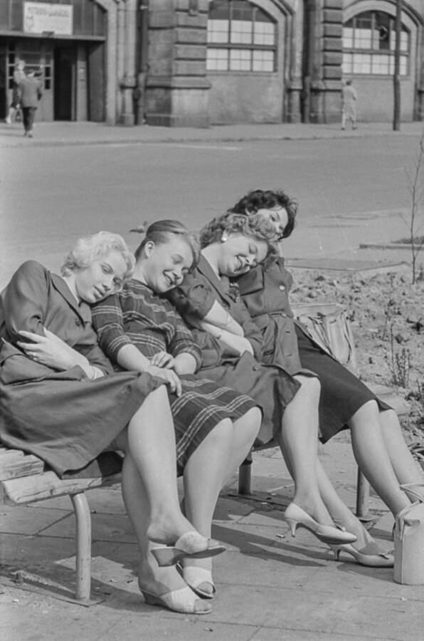 Vier Verkäuferinnen auf Parkbank am Alex, 1960. SW-Foto © Kurt Schwarz. (Kurt Schwarz CC BY-NC-SA)