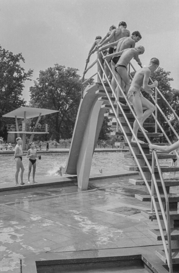 Wasserrutsche im Freibad Pankow, 1960. SW-Foto © Kurt Schwarz. (Kurt Schwarz CC BY-NC-SA)