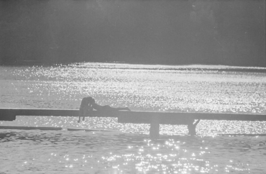 Pärcen auf Steg am Weißen See, 1965. SW-Foto © Kurt Schwarz. (Kurt Schwarz CC BY-NC-SA)