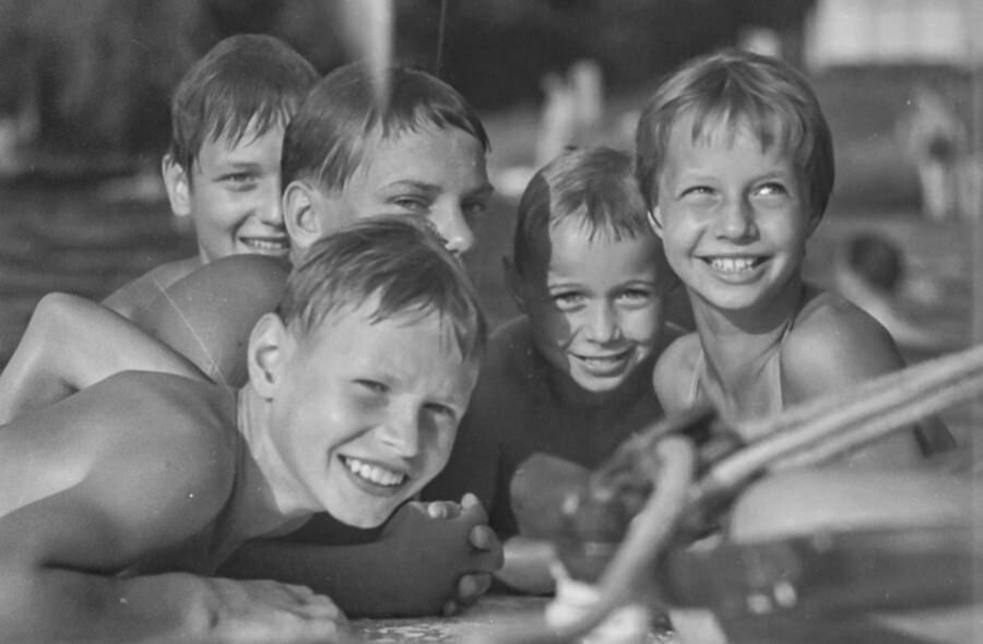 Kinder im Weißen See, 1965. SW-Foto © Kurt Schwarz. (Kurt Schwarz CC BY-NC-SA)