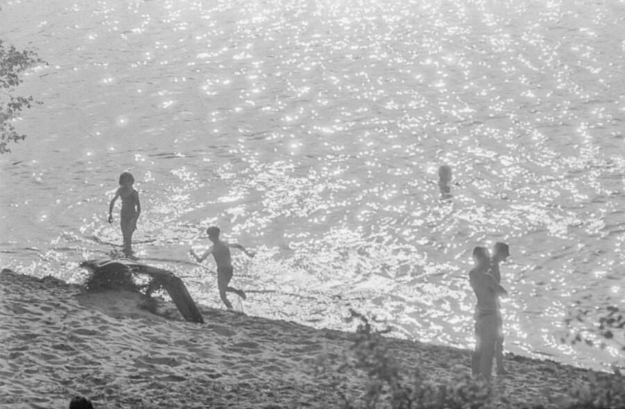 Strand am Weißen See, 1965. SW-Foto © Kurt Schwarz. (Kurt Schwarz CC BY-NC-SA)