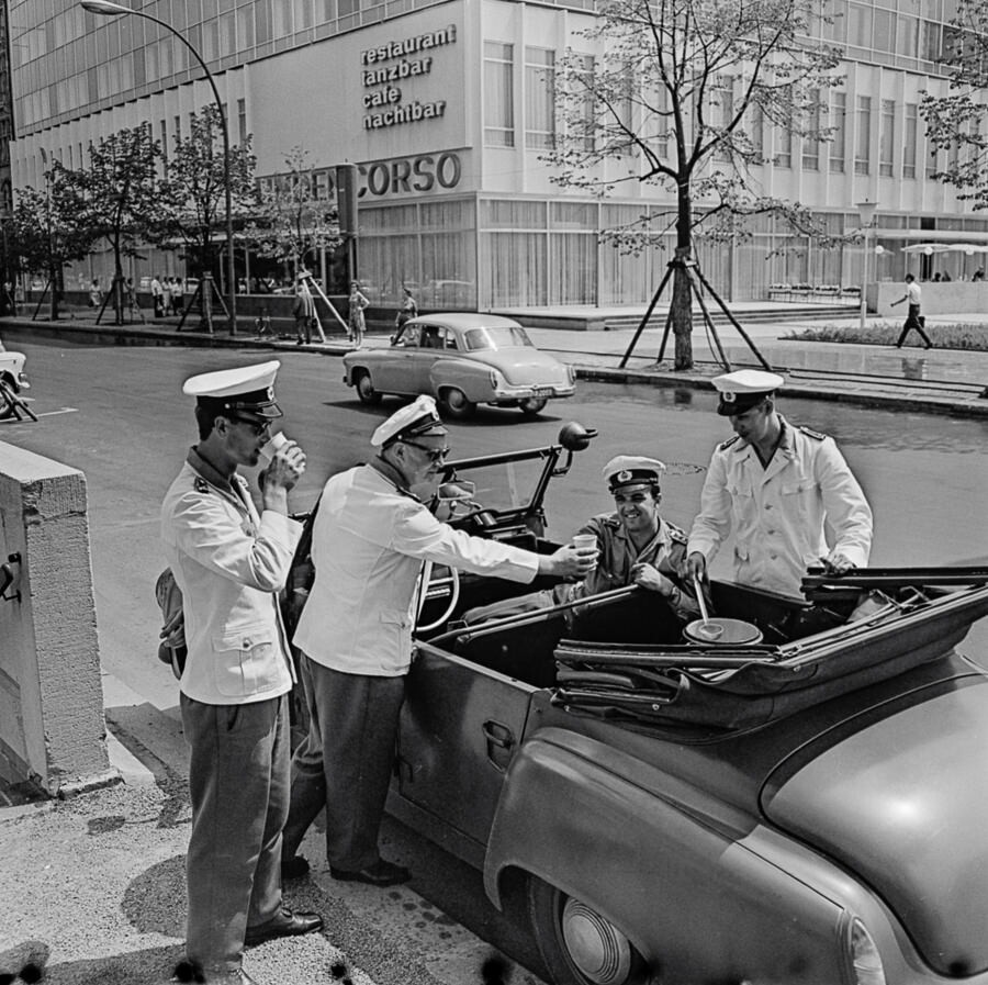 Verkehrspolizisten mit Erfrischungsgetränk, 1966. SW-Foto © Kurt Schwarz. (Kurt Schwarz CC BY-NC-SA)