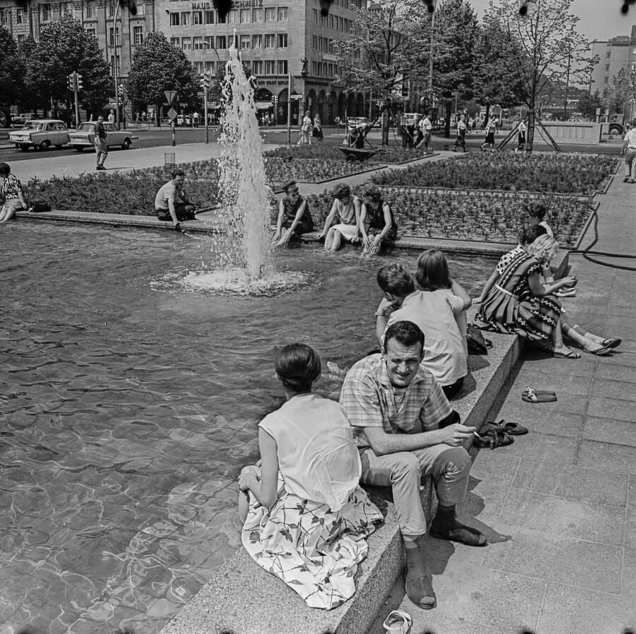 Passanten am Brunnen vor Café Lindencorso, 1966. SW-Foto © Kurt Schwarz. (Kurt Schwarz CC BY-NC-SA)