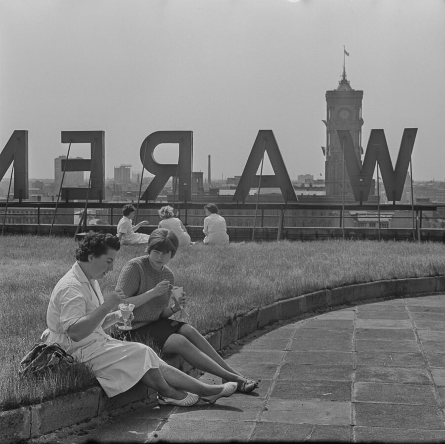 Zwei Frauen auf Dachgarten des Alexanderhauses, 1966. SW-Foto © Kurt Schwarz. (Kurt Schwarz CC BY-NC-SA)