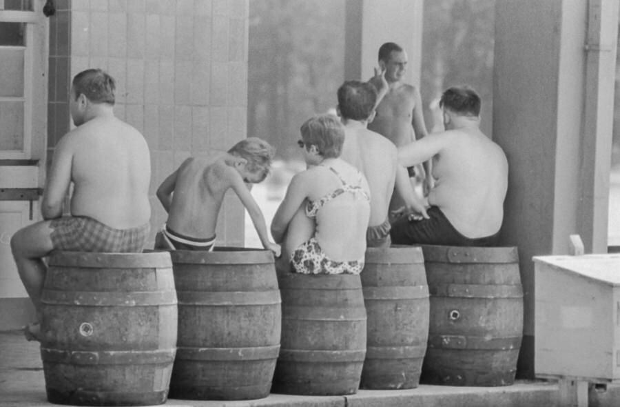 Badegäste sitzen auf Bierfässern, 1960er Jahre. SW-Foto © Kurt Schwarz. (Kurt Schwarz CC BY-NC-SA)