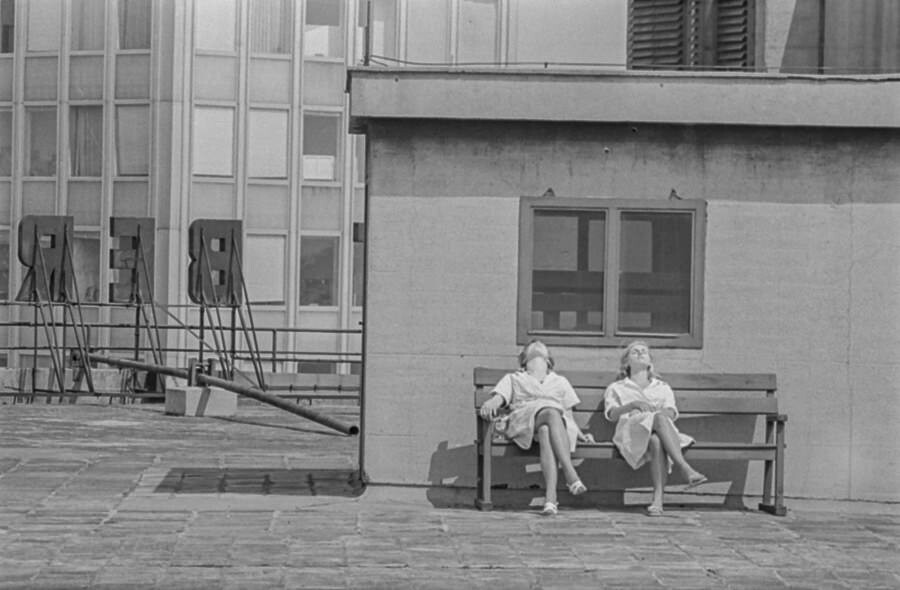 Zwei Frauen auf Dachgarten des Alexanderhauses, 1967. SW-Foto © Kurt Schwarz. (Kurt Schwarz CC BY-NC-SA)