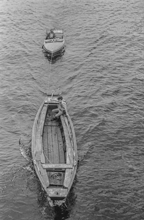 Motorboot zieht Kahn, 1967. SW-Foto © Kurt Schwarz. (Kurt Schwarz CC BY-NC-SA)