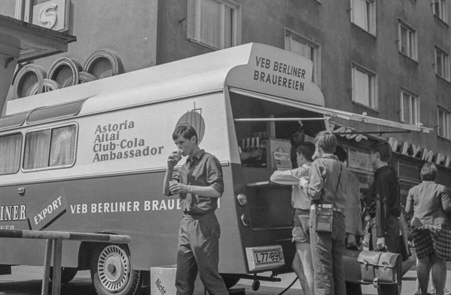 Mobiler Getränkestand, Schönhauser Allee, 1968. SW-Foto © Kurt Schwarz. (Kurt Schwarz CC BY-NC-SA)