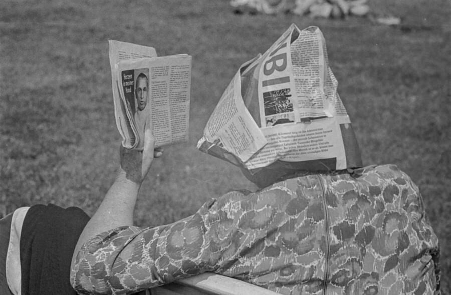 Frau mit Sonnenschutz aus Zeitung, 1968. SW-Foto © Kurt Schwarz. (Kurt Schwarz CC BY-NC-SA)