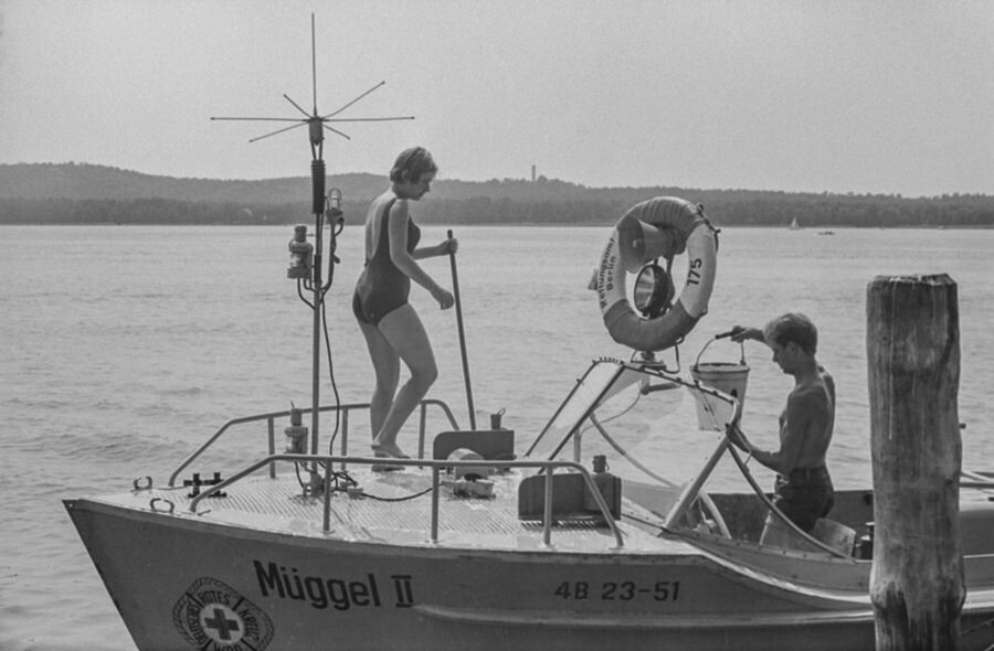 Reinemachen auf Rettungsboot, 1969. SW-Foto © Kurt Schwarz. (Kurt Schwarz CC BY-NC-SA)