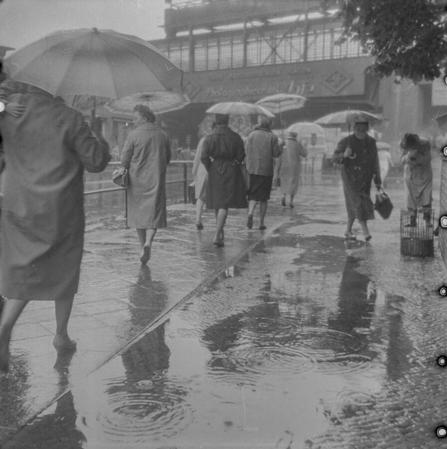 Passanten im Regen, Friedrichstraße, 1960er Jahre. SW-Foto © Kurt Schwarz. (Kurt Schwarz CC BY-NC-SA)