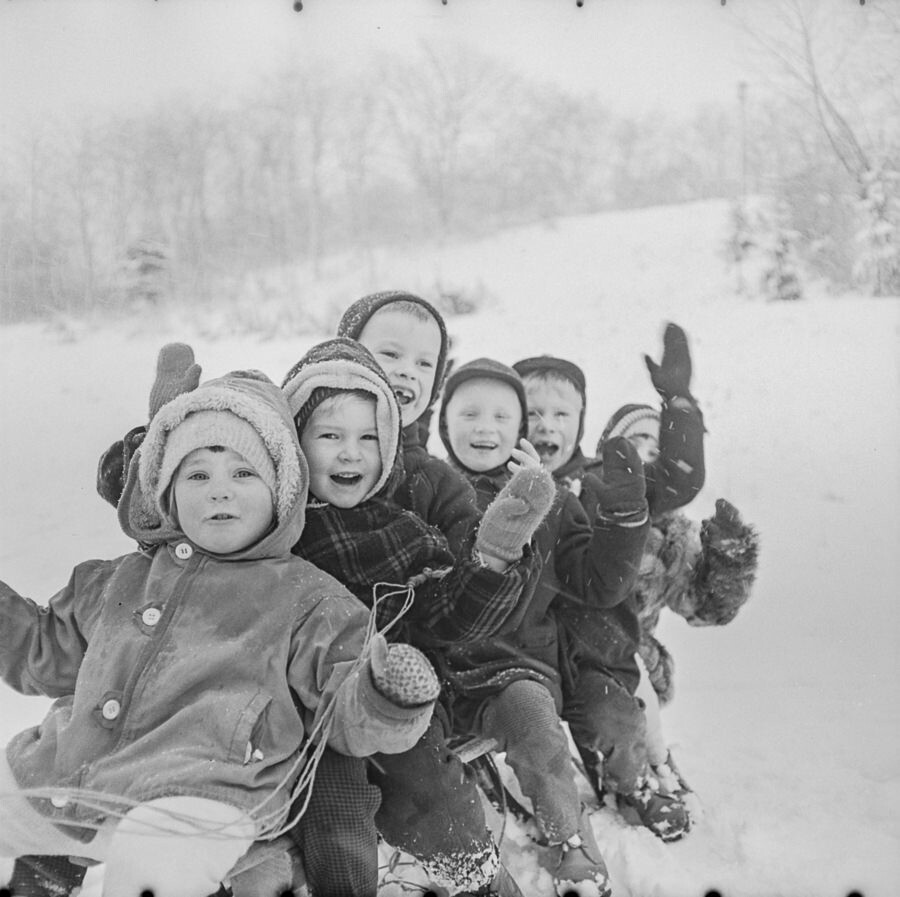 CC BY-NC-SA): Kurt Schwarz: Sechs Kinder auf Schlitten, 1962. SW-Foto Industriesalon Schöneweide