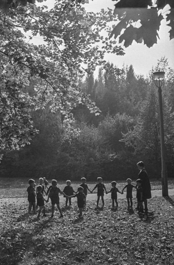 Kindergartengruppe im Park, 1966. SW-Foto © Kurt Schwarz. (Kurt Schwarz CC BY-NC-SA)