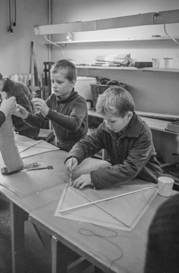Jungen beim Drachenbasteln, 1966. SW-Foto © Kurt Schwarz. (Kurt Schwarz CC BY-NC-SA)