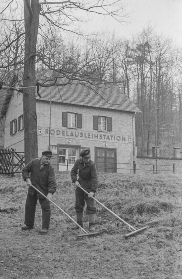 Vorbereitung der Piste, Rodelausleihstation Müggelberge, 1960. SW-Foto © Kurt Schwarz. (Kurt Schwarz CC BY-NC-SA)