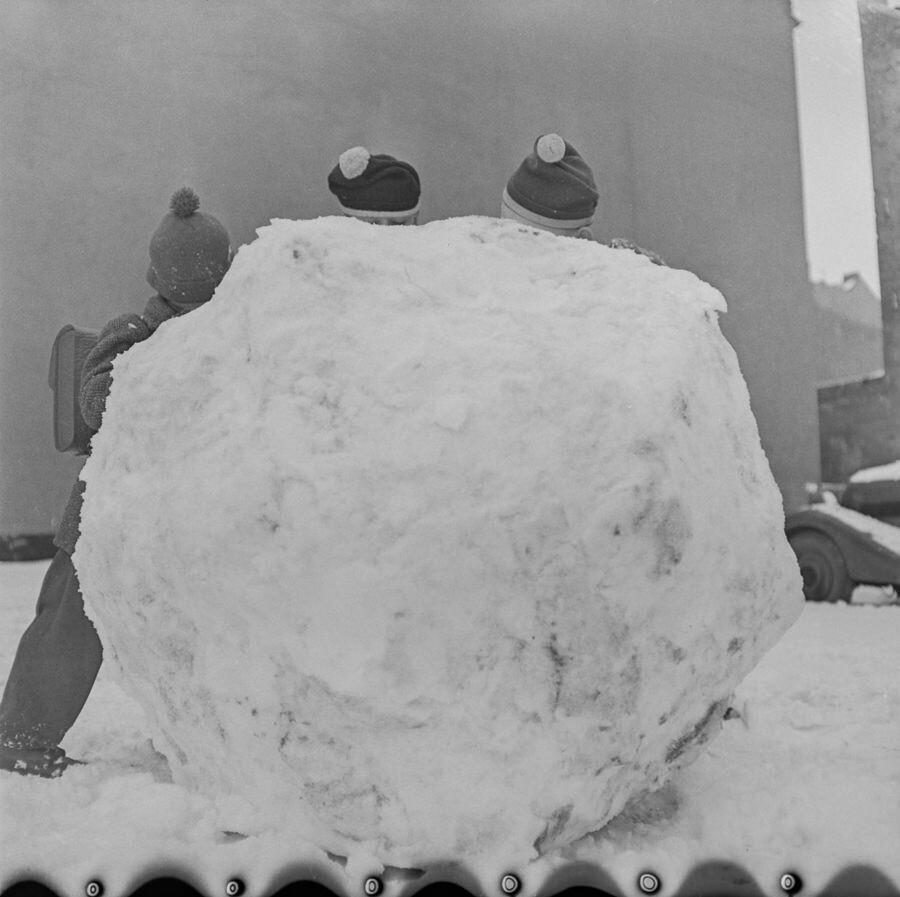 Schulkinder hinter Schneekugel, 1962. SW-Foto © Kurt Schwarz. (Kurt Schwarz CC BY-NC-SA)