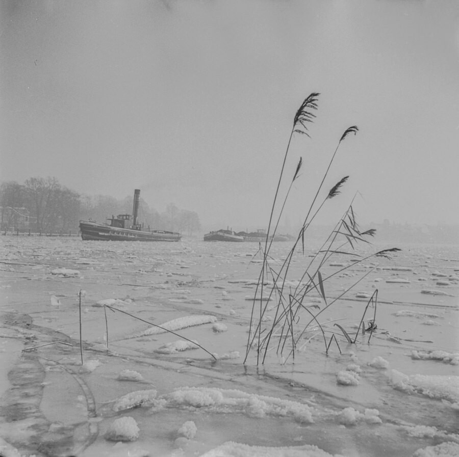 Lastkähne in Eisschollen, 1964. SW-Foto © Kurt Schwarz. (Kurt Schwarz CC BY-NC-SA)