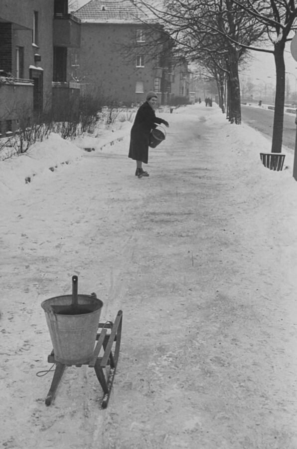 Frau beim Aschestreuen, 1965. SW-Foto © Kurt Schwarz. (Kurt Schwarz CC BY-NC-SA)