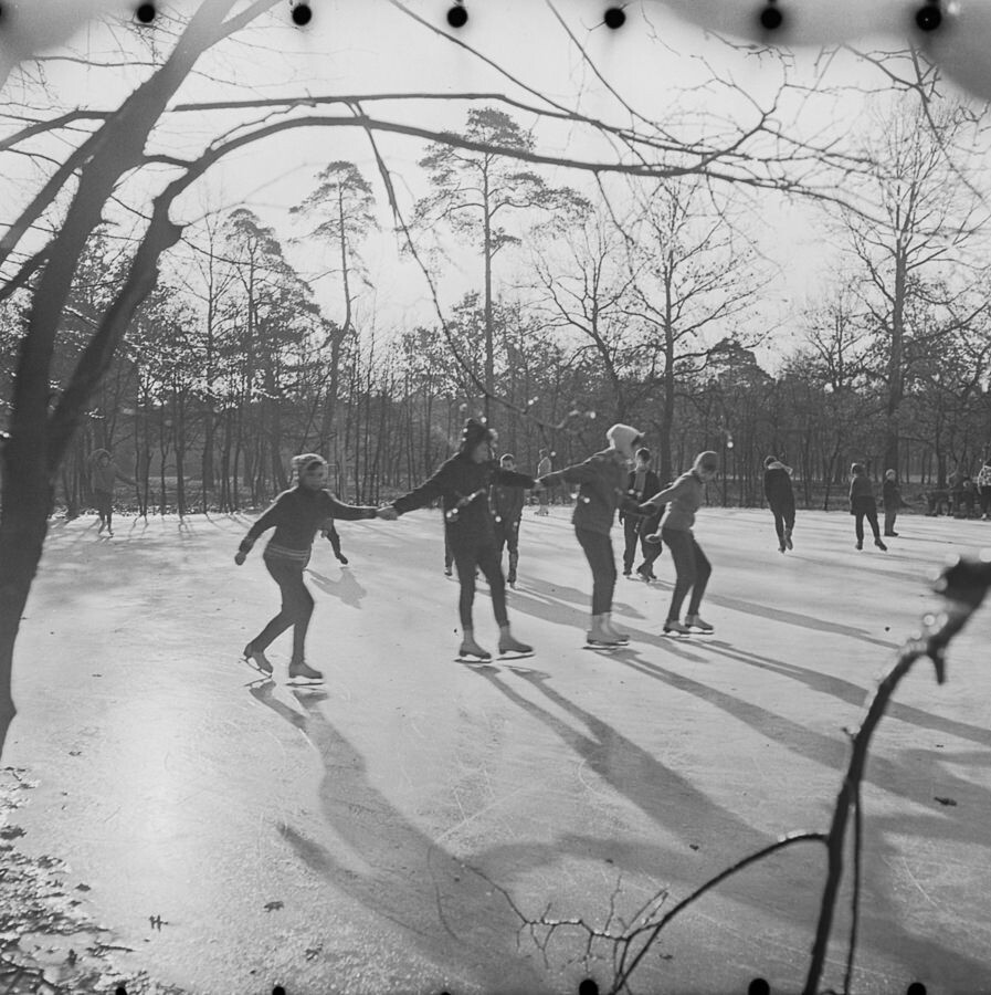 Schlittschuhlaufen im Pionierpark, 1967. SW-Foto © Kurt Schwarz. (Kurt Schwarz CC BY-NC-SA)