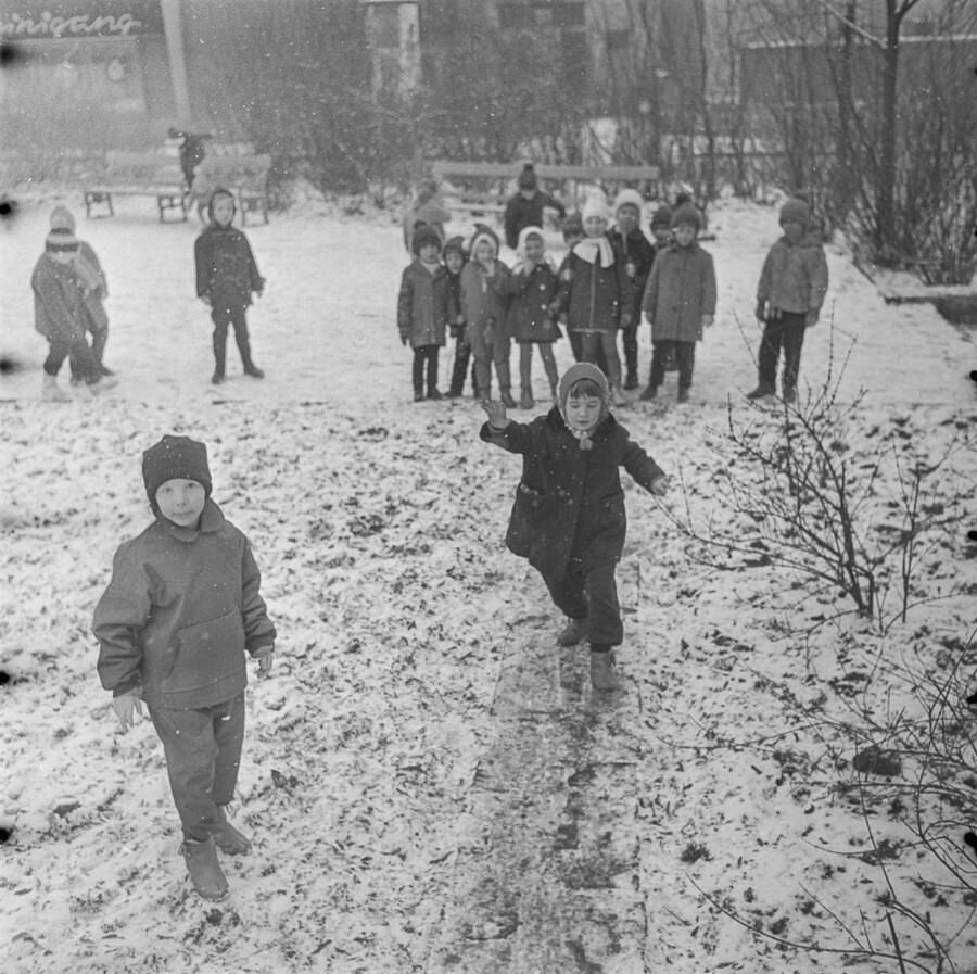 Kinder im verschneiten Park, 1967 . SW-Foto © Kurt Schwarz. (Kurt Schwarz CC BY-NC-SA)
