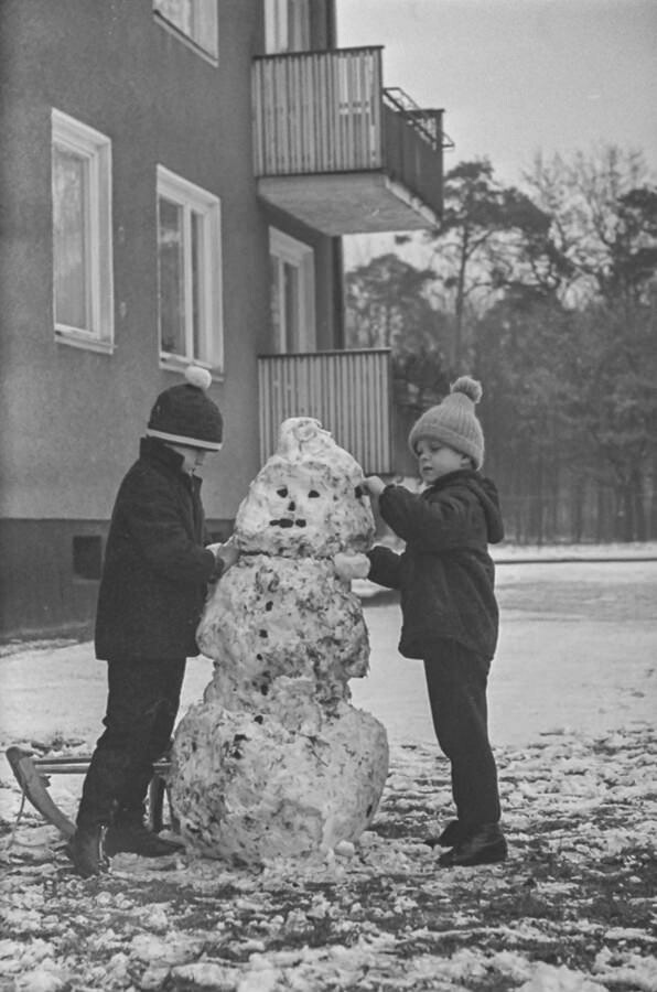 Kinder mit Schneemann, 1968. SW-Foto © Kurt Schwarz. (Kurt Schwarz CC BY-NC-SA)