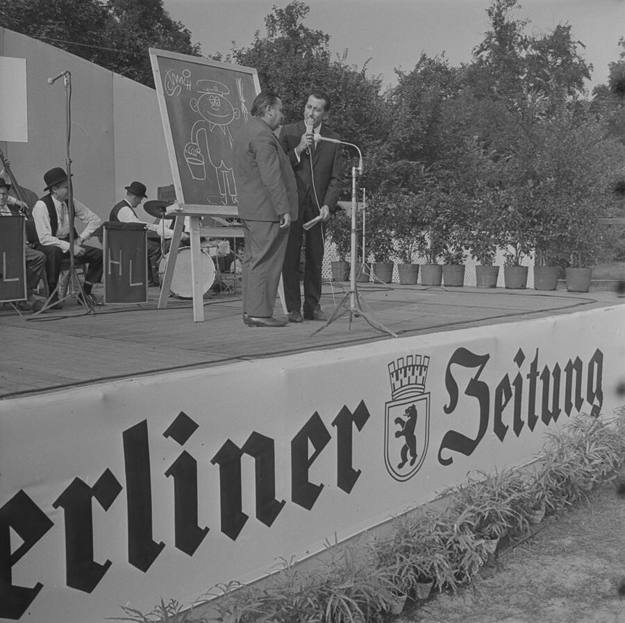 Pressezeichner beim Tierparkfest, 1967. SW-Foto © Kurt Schwarz. (Kurt Schwarz CC BY-NC-SA)