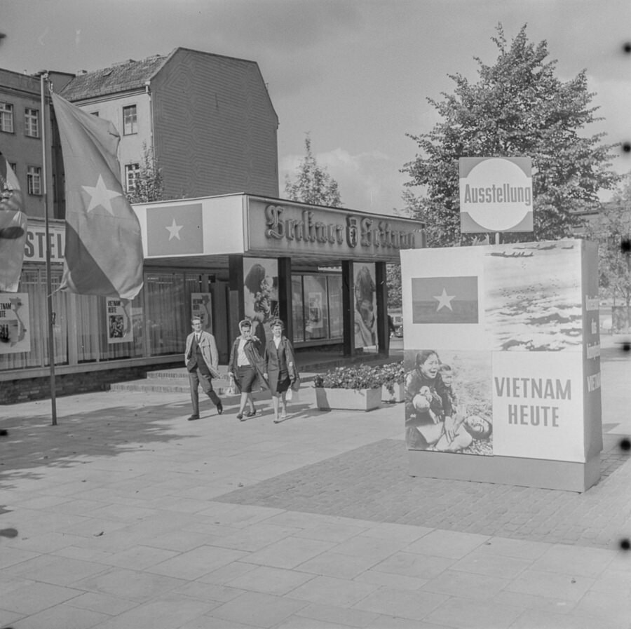 Werbung für Vietnam-Ausstellung in Friedrichstraße, 1966. SW-Foto © Kurt Schwarz. (Kurt Schwarz CC BY-NC-SA)