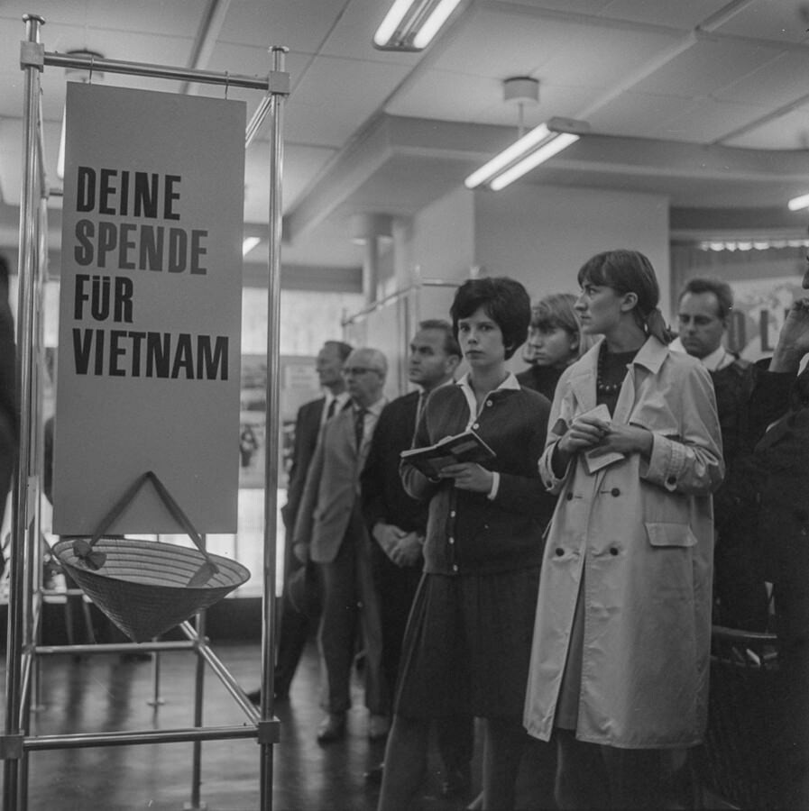 Besucher in Vietnam-Ausstellung in Friedrichstraße, 1966. SW-Foto © Kurt Schwarz. (Kurt Schwarz CC BY-NC-SA)